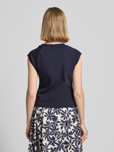 Frauenmodel trägt T-Shirt mit Rundhalsausschnitt von ROBE LÉGÈRE aus Baumwoll-Elasthan-Mix, Slim-Fit, Kappärmel, Rückenlänge 43 cm, Ganzkörperansicht Rückansicht.