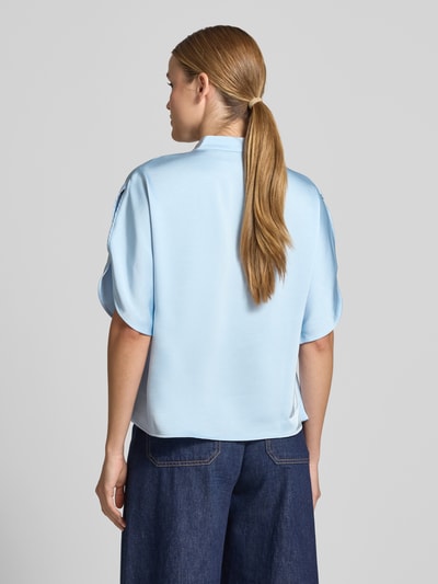 Frauenmodel trägt Regular Fit Bluse aus Satin mit V-Ausschnitt Modell 'Anelle' von Neo Noir in Hellblau, Damen Bluse, Rückenlänge 57 cm, 1/2-Arm, Satin-Haptik, Ganzkörperansicht Rückansicht.