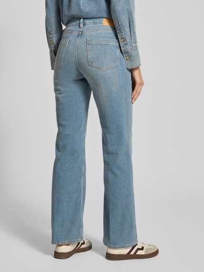 Vrouwenmodel draagt lichtblauwe Jeans met Eingrifftaschen Modell 'Carie' van Someday in rechte snit, katoenmix, rugaanzicht full body.