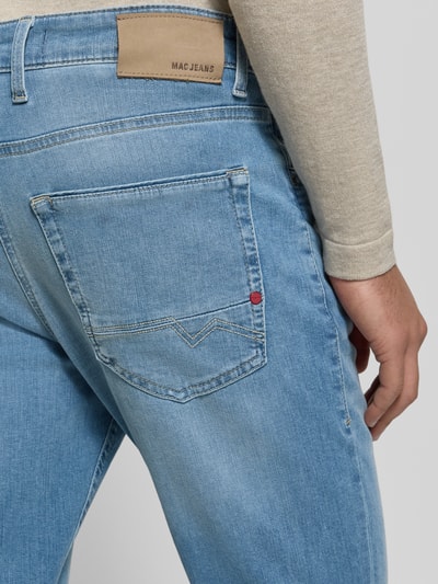 Männermodel trägt Jeans mit 5-Pocket-Design von MAC in Hellblau, gerader Schnitt, Baumwoll-Mix, Detailaufnahme Rückansicht.