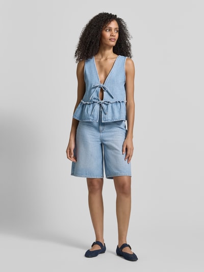 Frauenmodel trägt Weste in Denim-Optik von JAKE*S STUDIO WOMAN, Regular-Fit, Schnürverschluss, V-Ausschnitt, Rückenlänge 34 cm, Ganzkörperansicht von vorne.
