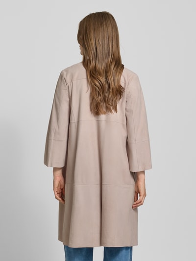 Marc Cain Regular Fit Ledermantel mit Rundhalsausschnitt und Knopfleiste Kitt 5