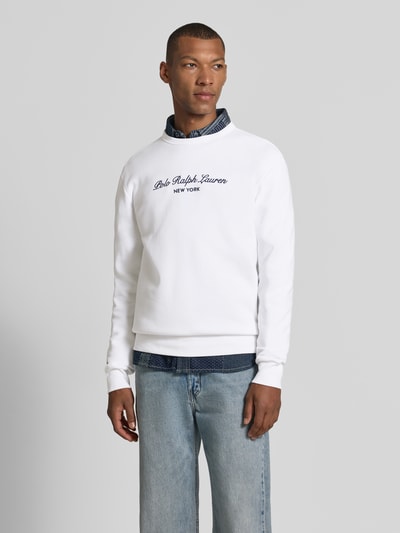 Mannenmodel draagt Regular Fit Sweatshirt uit katoenmix van Polo Ralph Lauren in wit met donkere print, Ganzkörperansicht von vorne
