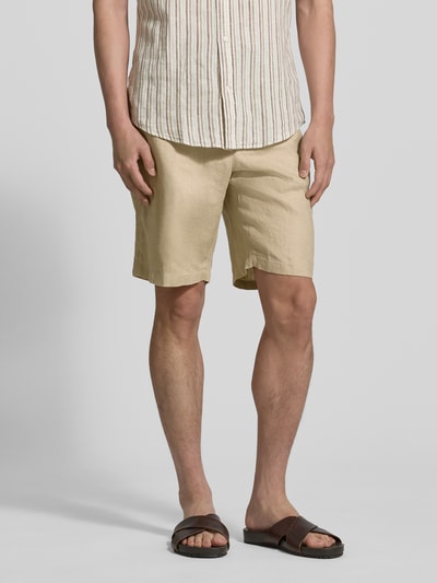 Mannenmodel draagt Shorts aus Leinen mit Gesäßtaschen van Gant in beige, regular fit, elastische band, achterzakken, binnenbeenlengte maat M 23 cm, bandwijdte maat M 43 cm, Ganzkörperansicht van voren.