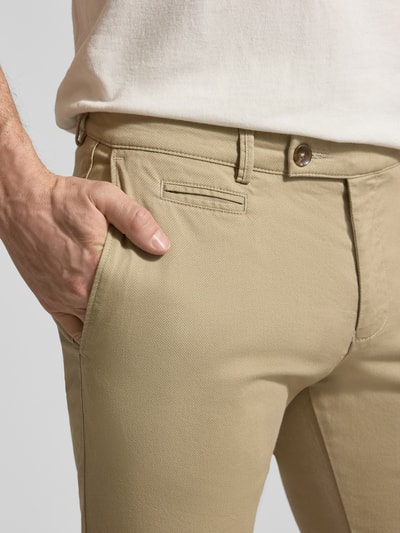 Männermodel trägt fein strukturierte Chino mit Gesäßtaschen von bugatti in Beige, Baumwoll-Mix mit Stretch-Anteil, Nahaufnahme Oberkörper.