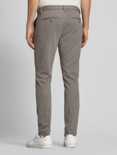 Męski model nosi Slim Fit Chino aus Viskose-Mix Modell 'MARK' od Only & Sons, szary melanż, krój slim fit, widok z tyłu całej sylwetki.