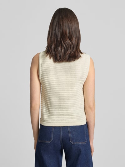Frauenmodel trägt Strickweste mit V-Ausschnitt Modell 'MIKALA' von B.Young aus reiner Baumwolle, Regular-Fit, Rückansicht Ganzkörperansicht.