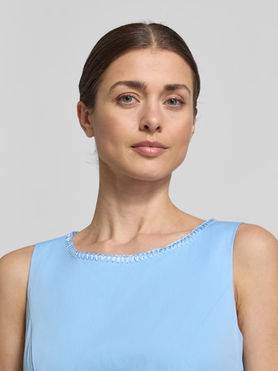 Kobiece modelka nosi sukienka midi z okrągłym dekoltem od ROBE LÉGÈRE, mieszanka bawełny z dodatkiem streczu, linia a, plisy, jasnoniebieski kolor, szerokość w rozmiarze 36: 48 cm, długość tyłu 40 cm, zbliżenie na górną część ciała, widok z przodu