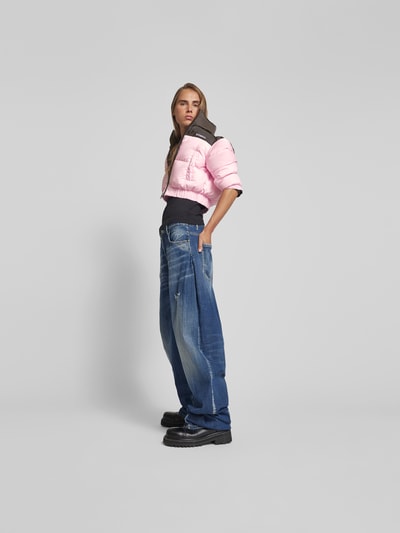 VETEMENTS Cropped Steppjacke mit Eingrifftaschen Pink 1