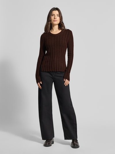 Frauenmodel trägt Slim Fit Strickpullover mit Woll-Anteil Modell 'Polmi' von Opus, Ripp-Optik, Rundhalsausschnitt, Ganzkörperansicht von vorne.