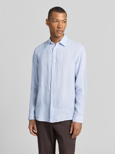 Männermodel trägt Regular Fit Leinenhemd aus reinen Leinen Modell 'Lawrence' von Jack & Jones Premium in Hellblau, Kentkragen, langärmelig, durchgehende Knopfleiste, glatte Textur, Ganzkörperansicht von vorne.