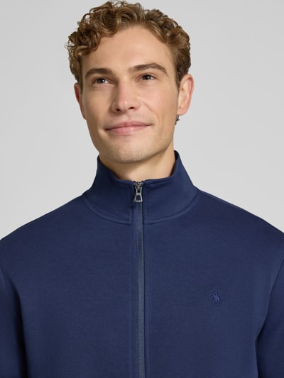 Männermodel trägt Relaxed Fit Sweatjacke aus Baumwoll-Mix von Polo Ralph Lauren in Dunkelblau, feine Struktur, Nahaufnahme Oberkörper