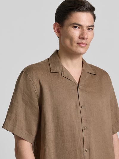 Männermodel trägt Relaxed Fit Leinenhemd mit Resortkragen Modell 'KYLIAN' von SELECTED HOMME, unifarben, reine linnen, Nahaufnahme Oberkörper
