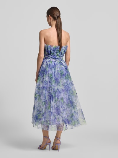 Vrouwenmodel draagt Regular Fit midi-jurk met bloemen all-over print van Lace & Beads, mesh, getailleerd, A-lijn, ruglengte maat S 104 cm, borstwijdte maat S 35 cm, geplooid, strapless design, pastel lila, blauw en groen, bloemenprint, volledige lichaamsopname achteraan.