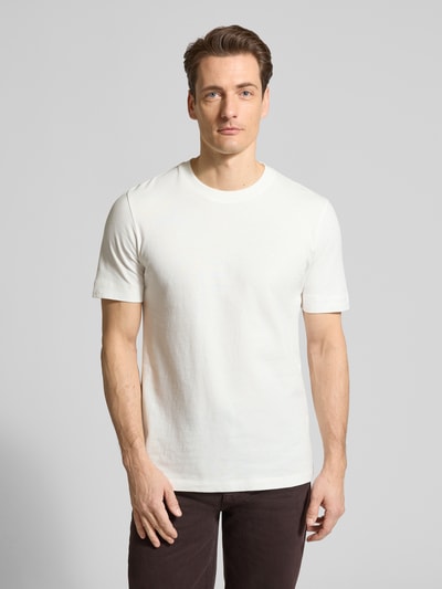 Männermodel trägt T-Shirt mit Rundhalsausschnitt von Drykorn in Weiß, reine Baumwolle, Regular Fit, glatte Textur, Ganzkörperansicht von vorne.