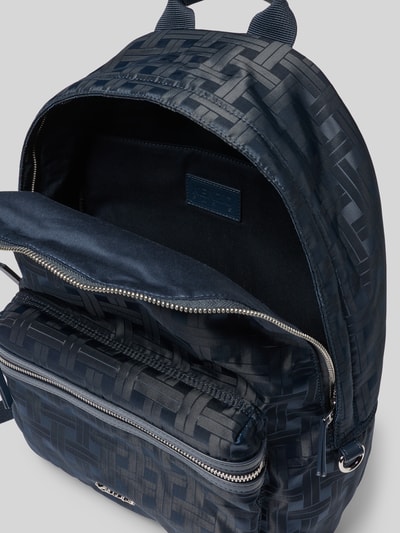 Produktfoto, Rucksack mit Logo-Applikation von Kenzo in Dunkelblau mit glänzender Webstruktur, sichtbares Haupt- und Vorderfach mit Reißverschluss, glatte Textur, Steckfach innen, Maße 34x44x12 cm.