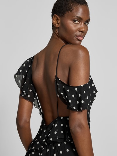 Frauenmodel trägt Maxikleid aus reiner Viskose von Self-Portrait, schwarz mit weißen Punkten, ärmellos, asymmetrisch, Rückenausschnitt, Detailaufnahme Rücken.