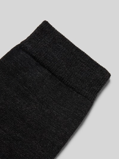 Produktfoto, Socken mit Label-Schriftzug Modell 'SOFTMERINO' von FALKE, dunkler Schurwoll-Baumwoll-Mix mit Stretch-Anteil, elastisches Rippenbündchen.