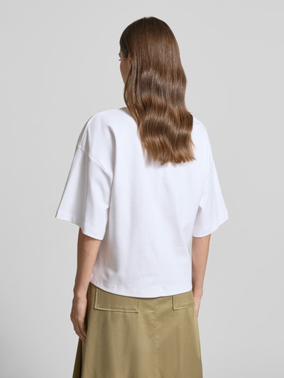 Frauenmodel trägt Oversized T-Shirt aus reiner Baumwolle von s.Oliver RED LABEL, unifarben, Jersey, Rundhals, kurzarm, Ganzkörperansicht Rückansicht