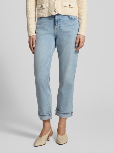 Vrouwenmodel draagt Jeans met omslag model 'Colorado Mai' van MOS MOSH, regular fit, lichtblauw, katoenmix met lyocell, detailopname voorkant.
