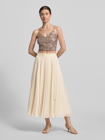 Frauenmodel trägt Plisseerock mit elastischem Bund von V by Vera Mont, Chiffon, A-Linie, Midirock, creme, Ganzkörperansicht von vorne.