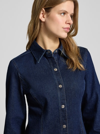 Vrouwenmodel draagt Regular Fit Minikleid in Denim-Optik Modell 'Classic' van Calvin Klein Jeans, donkerblauw, lange mouwen, hemdkraag, volledige knoopsluiting, elastische katoenmix, detailopname bovenlichaam