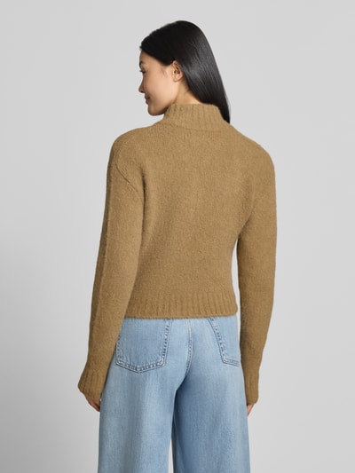 Männermodel trägt Regular Fit kurtka z mieszanka wełny z alpaki Model 'Jeanne' od Samsøe Samsøe, stójka, zamek błyskawiczny dwustronny, Imitacja dzianiny, kolor brązowy, długość tyłu w rozmiarze S: 46 cm, długość rękawów w rozmiarze S: 57 cm, Ganzkörperansicht Rückansicht