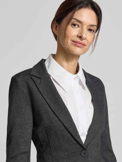 Frauenmodel trägt Slim Fit Blazer mit Reverskragen Modell 'CHARLIE' von GUIDO MARIA KRETSCHMER WOMAN im Viskose-Mix, Strukturmuster, Nahaufnahme Oberkörper
