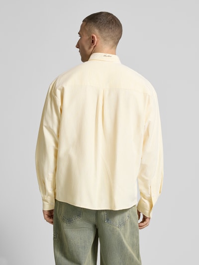 Männermodel trägt Regular Fit Freizeithemd mit Statement-Print von ANOTHER COTTON LAB, hellgelbe und weiße Streifen, Baumwoll-Mix, Ganzkörperansicht Rückansicht.