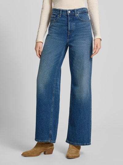 Vrouwenmodel draagt Wide Leg Jeans aus Baumwoll-Mix van Tommy Jeans in unikleuren denim met label patch, 5-pocket-design, high waist, vooraanzicht full-body.