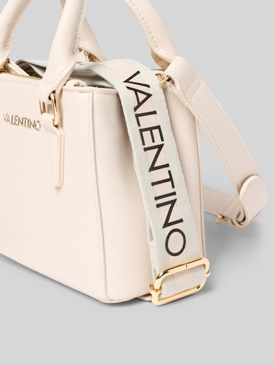 Produktfoto, Umhängetasche mit Label-Detail Modell 'ZERO' von VALENTINO BAGS in cremigem Beige mit strukturierter Oberfläche, goldene Details, verstellbarer Schultergurt, offene Fächer, kurze Tragegriffe, Maße 19x16x9 cm, Schulterriemen 120 cm