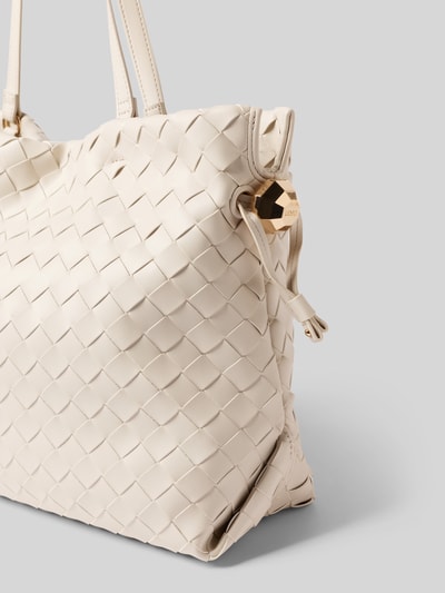 Produktfoto, Tote Bag in Leder-Optik Modell 'Riccy' von Liu Jo White in Flecht-Optik, cremefarben, goldfarbenes Detail, glatte Textur, Magnetverschluss, schmale Schulterriemen, Sicht auf Reißverschlussfach innen, Maße 40x30x17 cm, Schulterriemen 57 cm.