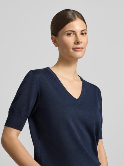 Vrouwenmodel draagt Strickshirt met V-hals model 'Katie' van FREE/QUENT in donkerblauw, viscosemix met stretch, regular fit, korte mouwen, Nahaufnahme bovenlichaam, context: ruglengte maat S 59 cm, mouwlengte maat S 26 cm.