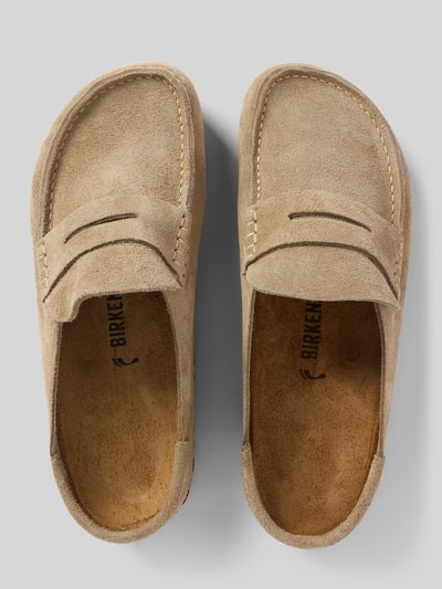 Produktfoto, Loafer aus echtem Leder Modell 'Naples' von Birkenstock in beigem Ton, abgerundete Form, strukturierte Sohle, 3 cm Absatzhöhe