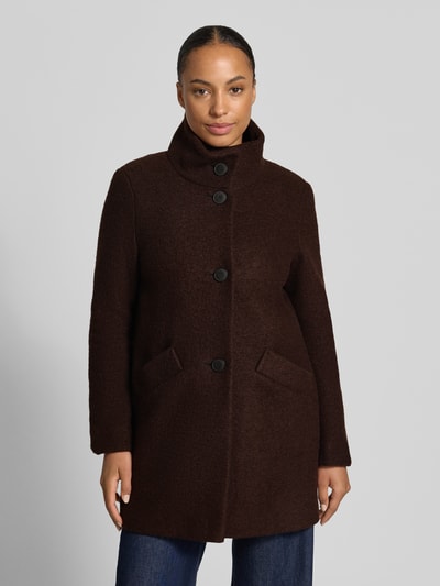 Frauenmodel trägt Regular Fit Jacke aus Woll-Mix von FUCHS SCHMITT in Dunkelbraun mit Stehkragen, Knopfleiste und Eingrifftaschen, Ganzkörperansicht von vorne. Rückenlänge 82 cm, Schulterbreite 44 cm, Brustweite 51 cm, Ärmellänge 64 cm.