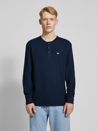 Tommy Jeans Bluzka o kroju regular fit z długim rękawem i wyhaftowanym logo model ‘HENLEY’ Granatowy 4