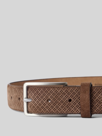 Produktfoto, Gürtel aus echtem Leder in Suede-Optik von Pierre Cardin, braun, Allover-Loch-Stitching, silberne Dornschließe, 3 cm breit