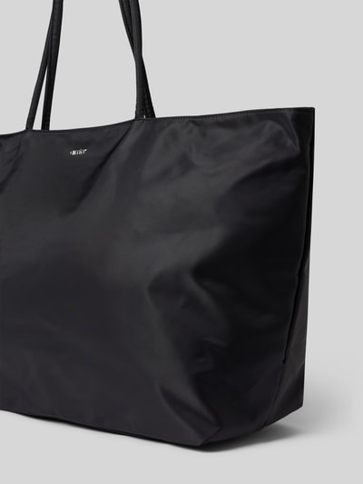 Produktfoto, Shopper mit Label-Detail von aim'n w kolorze czarnym, prostokątny kształt, gładka powierzchnia, Główna przegroda z zamkiem błyskawicznym, uchwyty, detal z logo, Kieszeń wewnętrzna zapinana na zamek błyskawiczny, Szerokość w rozmiarze 1: 68 cm, Długość w rozmiarze 1: 40 cm, Głębokość w rozmiarze 1: 22 cm, długość paska na ramię w rozmiarze 1: 76 cm