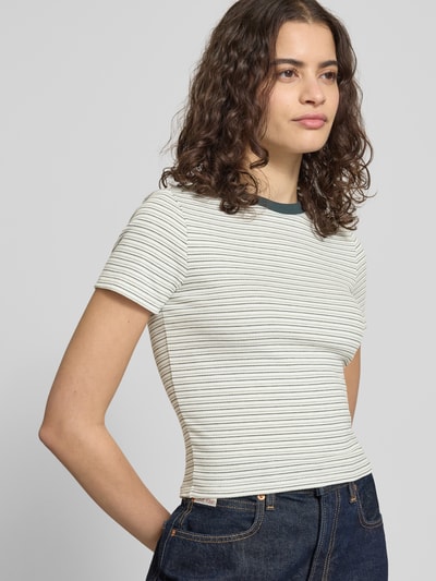 Frauenmodel trägt Regular Fit T-Shirt mit Viskose-Anteil Modell 'LUPE' von Only, mehrfarbig gestreift, Jersey-Material, Ganzkörperansicht von vorne.