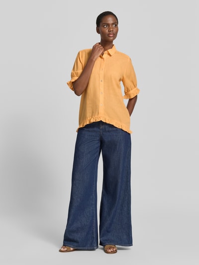 Frauenmodel trägt Bluse mit Leinen-Anteil und Rüschensaum von Christian Berg Woman in Gelb, Regular-Fit, Viskose-Mix, Ganzkörperansicht von vorne.