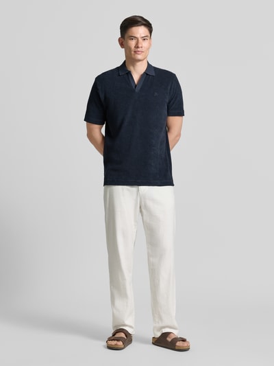 Männermodel trägt Regular Fit Poloshirt aus reinem Baumwoll-Frottee von Marc O'Polo in Dunkelblau, Ganzkörperansicht von vorne. Kontext: Herren Poloshirt.