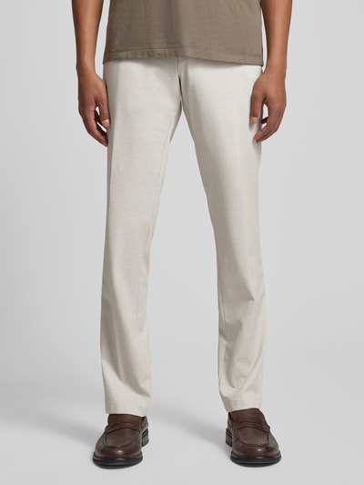 Männermodel trägt Hose mit Gesäßtaschen von ATELIER TORINO in Beige, Slim Fit, Baumwoll-Mix, glatte Textur, Ganzkörperansicht von vorne.