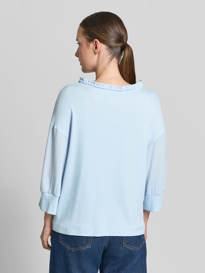 Vrouwenmodel draagt Longsleeve met tunnelkoord van Marc Cain, lichtblauw, los model, Opstaande kraag met ruches, 3/4-mouw, elastische mouwboordjes, Ruglengte bij maat 36: 57 cm, Ganzkörperaanzicht achteraan.