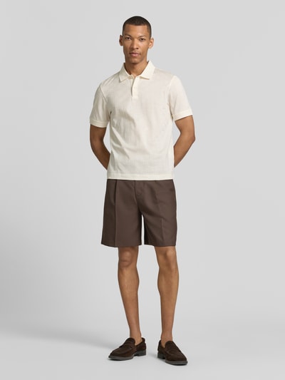 Männermodel trägt Modern Fit Poloshirt mit Strukturmuster Modell 'Roberto' von JOOP! Collection aus reiner Baumwolle, Ganzkörperansicht von vorne.