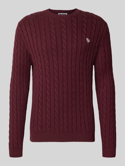 Produktfoto, Slim Fit Strickpullover aus reiner Baumwolle mit Zopfmuster od REVIEW, kolor bordowy, wyhaftowane logo, prążkowane wykończenia, długość tyłu w rozmiarze M: 70 cm, długość rękawów w rozmiarze M: 53 cm