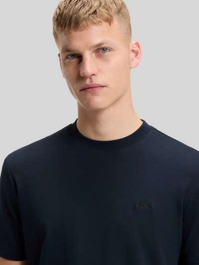 Männermodel trägt Regular Fit T-Shirt aus reiner Baumwolle Modell 'TE_INTERLOCK' von BOSS Orange, Optik: Unifarben, Nahaufnahme Oberkörper.