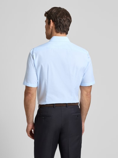 Männermodel trägt Regular Fit Business-Hemd mit Kentkragen und Brusttasche von OLYMP in Hellblau, Reine Baumwolle, Ganzkörperansicht Rückansicht. Rückenlänge bei Größe 40: 70 cm, Schulterbreite bei Größe 40: 43 cm, Ärmellänge bei Größe 40: 27 cm.