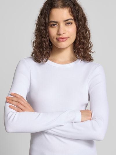 Frauenmodel trägt Slim Fit Langarmshirt aus Baumwoll-Mix Modell 'VAL' von ONLY, weiß, dezente Struktur, Damen Langarmshirt, Nahaufnahme Oberkörper.