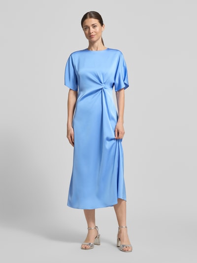 Vrouwenmodel draagt Midikleid met Knotendetail model 'Dela' van JOOP!, satijn, rechte fit, ronde hals, lichtblauw, volledige lichaamsvooraanzicht.