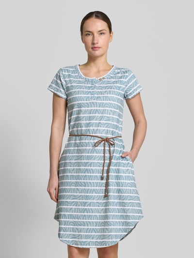 Frauenmodel trägt knielanges T-Shirt-Kleid mit Bindegürtel von G.I.G.A. DX aus reiner Baumwolle, blaugraues Streifenmuster, Gerader-Schnitt, Kurzarm, Rundhalsausschnitt, Knopfleiste, Ganzkörperansicht von vorne.